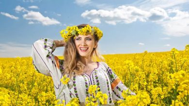 Femei îmbrăcate în ii tradiționale românești la un eveniment cultural.