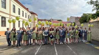 Absolvenți de clasa a VIII-a la festivitatea de absolvire
