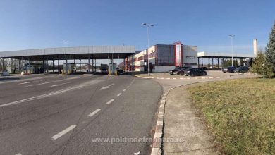 tanar prins cu prietena minora