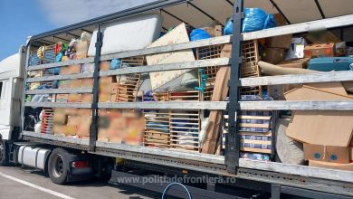 Un TIR cu marfuri second-hand.