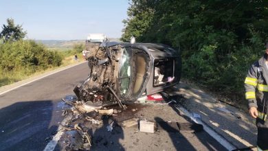 Două autoturisme implicate într-o coliziune frontală pe un drum județean.
