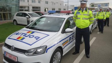 Semn de circulație cu băutură și mașină accidentată