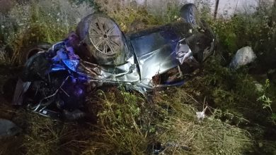 autoturism răsturnat pe plafon