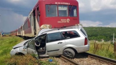 Accident feroviar în Cicârlău, tren Satu Mare-Baia Mare a lovit un autoturism
