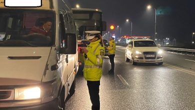Mașină oprită de poliție pe timp de noapte