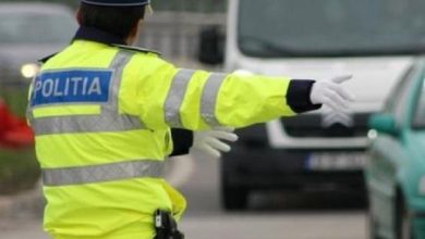 Polițiști oprind un autoturism suspect