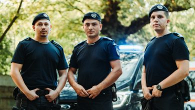 Jandarmi în uniformă supraveghind un eveniment public