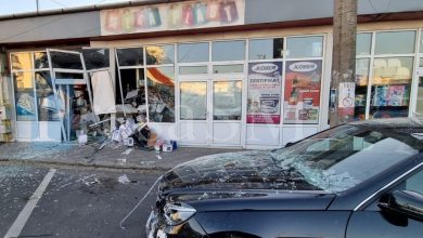 Accident rutier în care un magazin a fost distrus