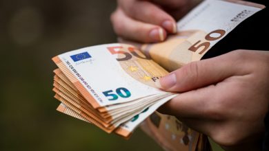 Polițiști investigând un caz de delapidare