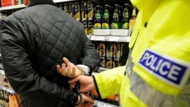 Polițiști investigând un furt